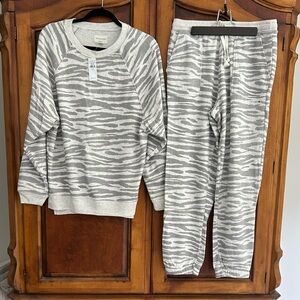 NWT NEW American Eagle Grey Zebra Sweatshirt & Sweatpants Set Small & Med